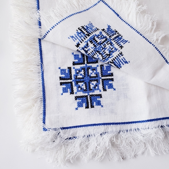 Vintage white and Blue Napkins - Picture 8 of 11